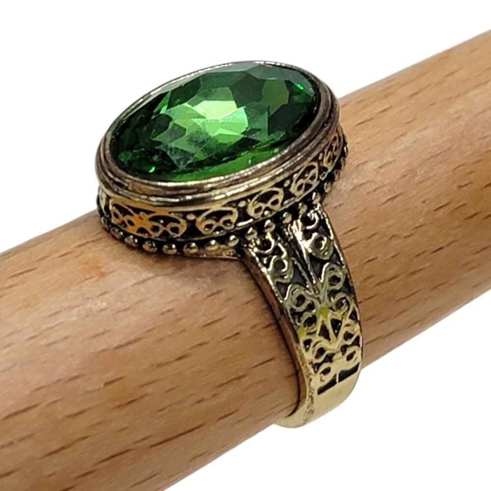 Vintage Emerald Green Glass Cocktail Ring Size 7.5 Gold Tone Filigree Band